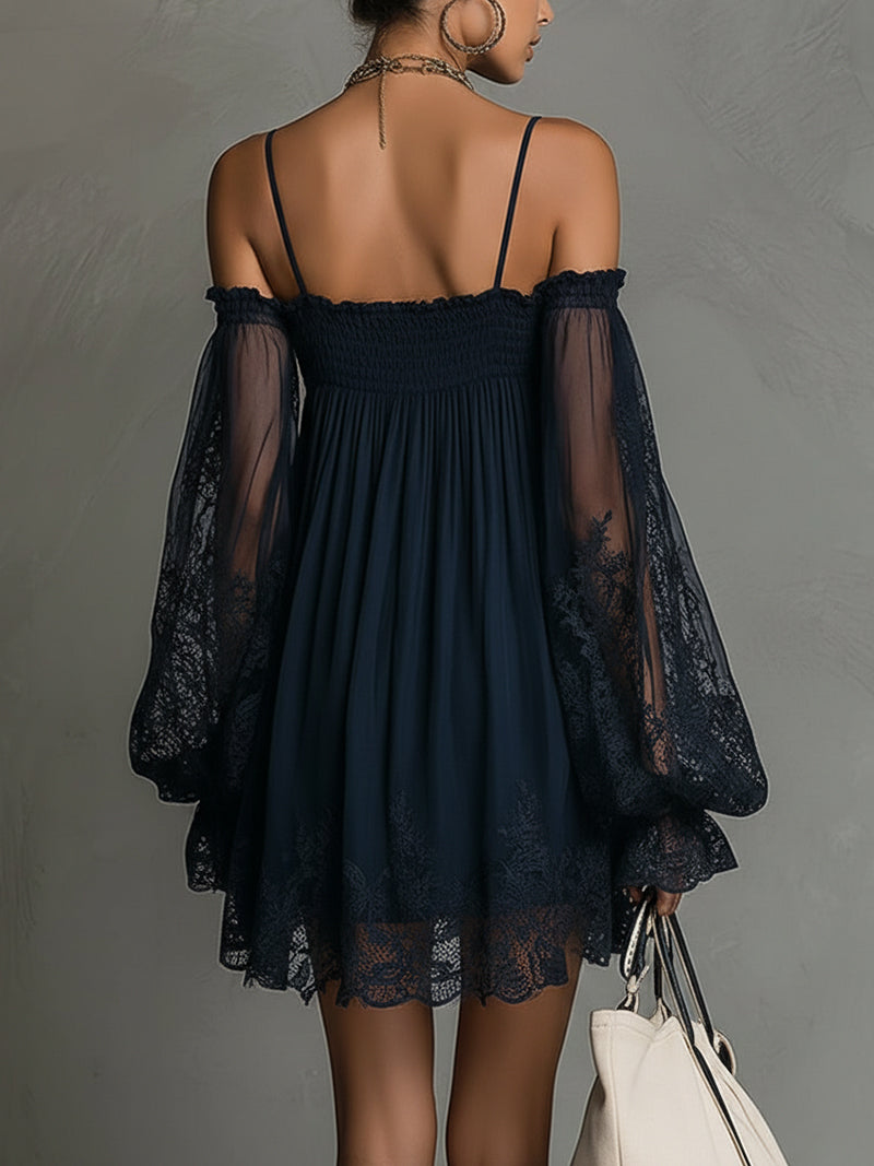 Noemi • Vestido mini de gasa azul marino con escote que deja los hombros al descubierto, ribete de encaje y mangas transparentes