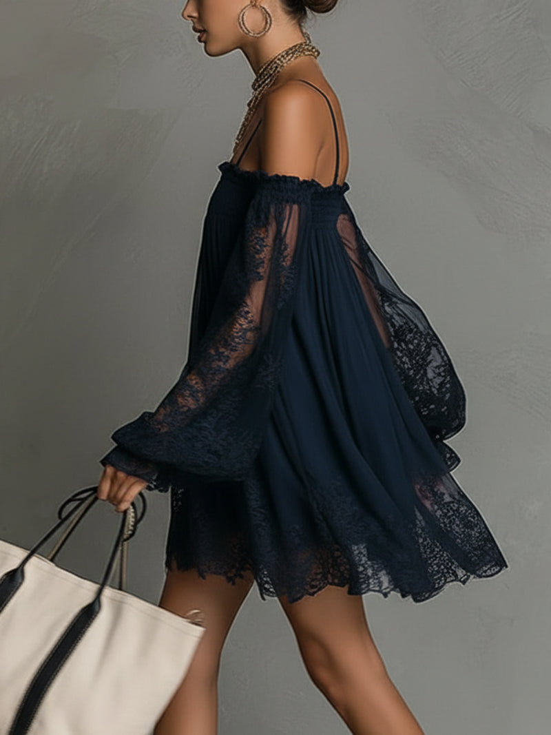 Noemi • Vestido mini de gasa azul marino con escote que deja los hombros al descubierto, ribete de encaje y mangas transparentes