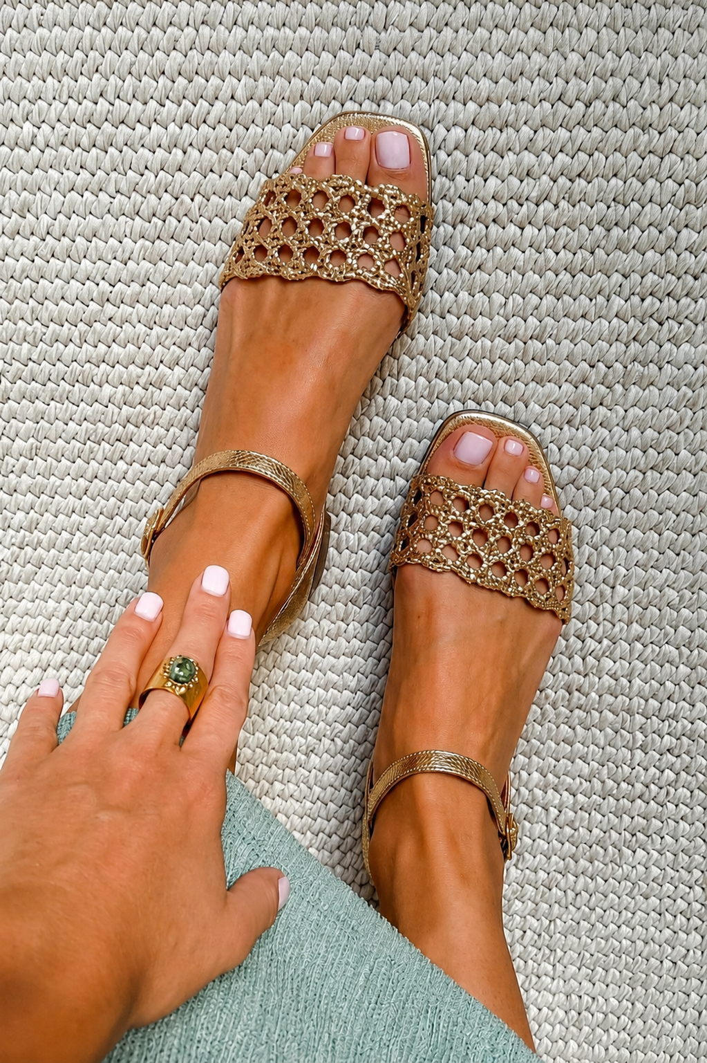 Genoveva | Sandalias Doradas Caladas