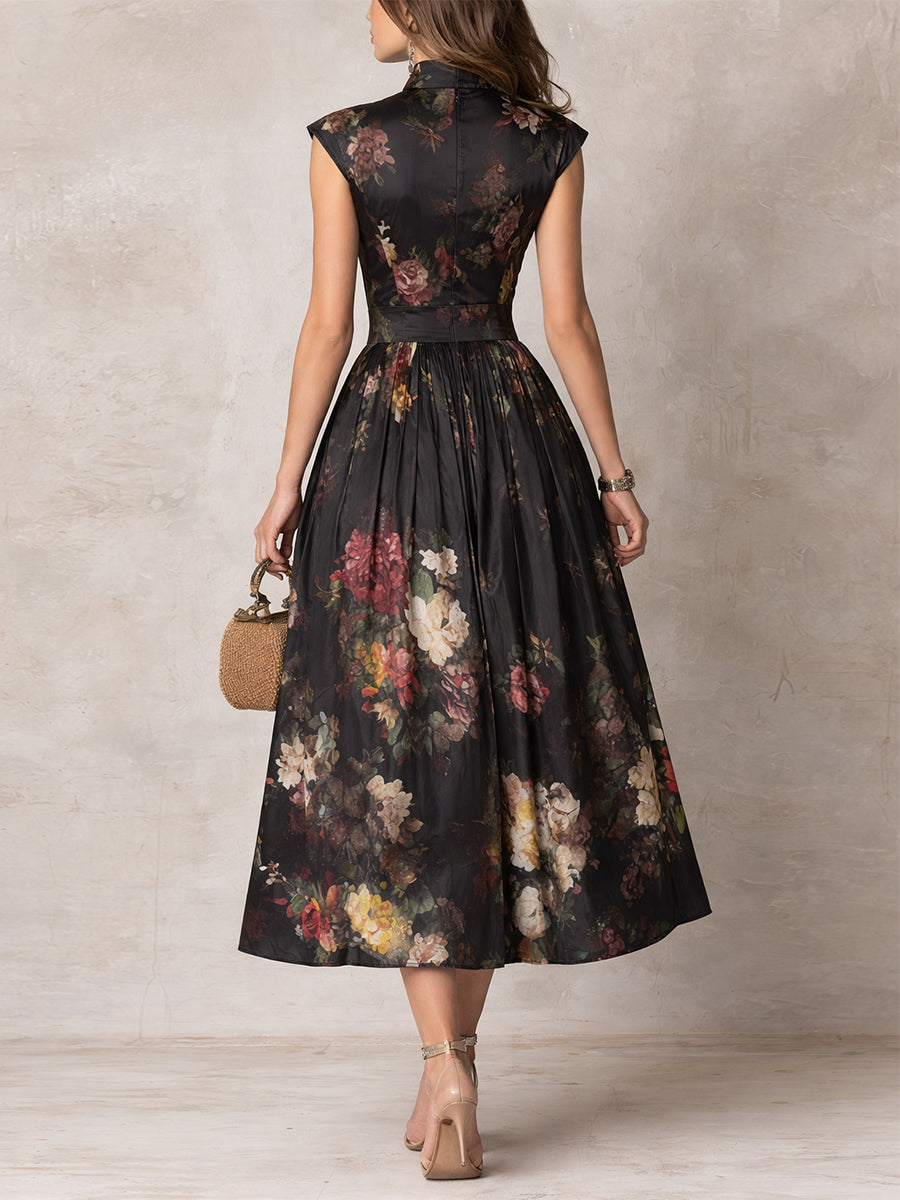 Violeta ¦ Vestido midi negro de satén plisado con estampado floral y cuello con abertura en forma de llave