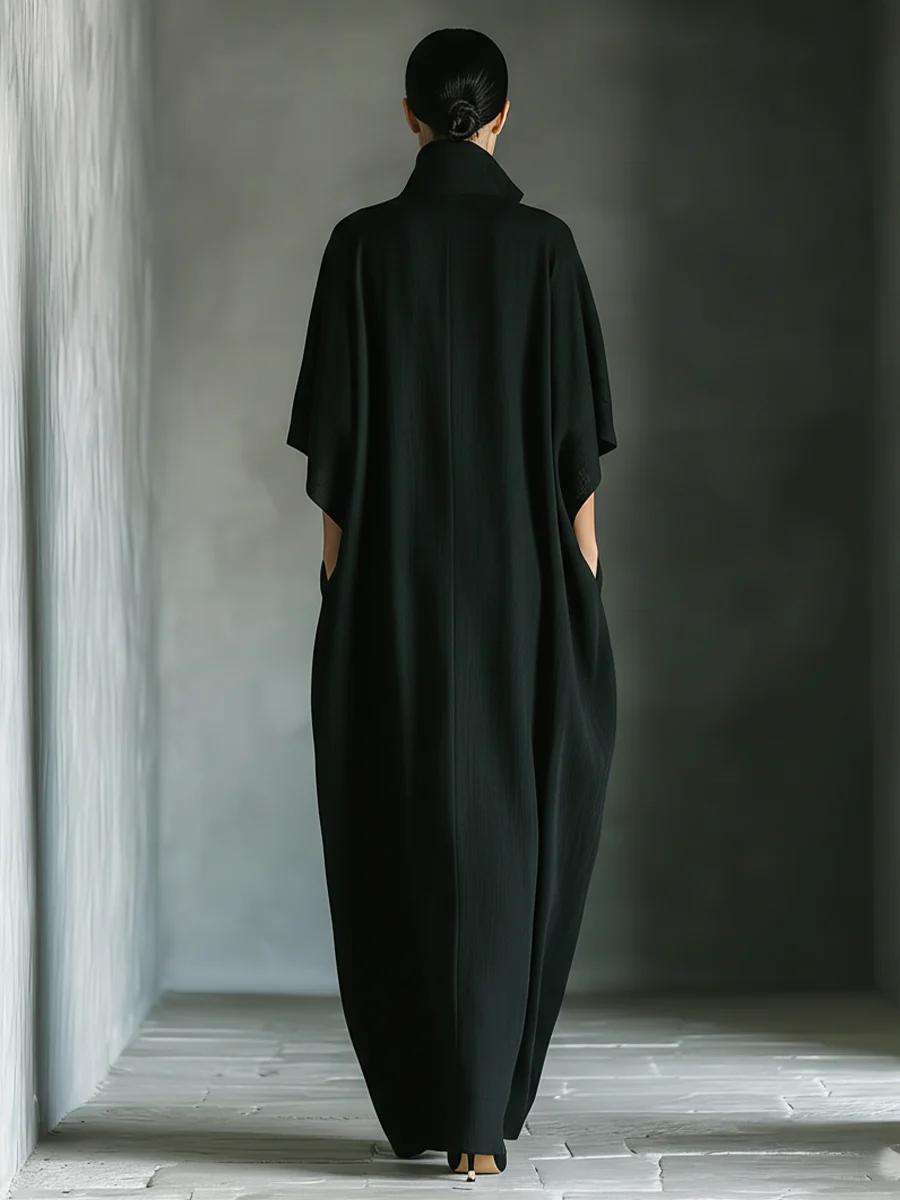 Alejandra • Vestido largo negro oversize de estilo minimalista con mangas tipo kimono