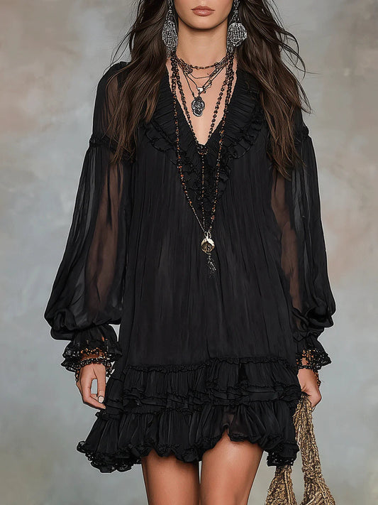 Dalia | Vestido corto negro de gasa con escote en V, mangas acampanadas y volantes