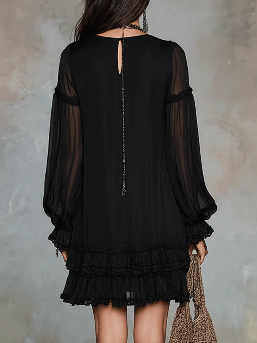 Dalia | Vestido corto negro de gasa con escote en V, mangas acampanadas y volantes