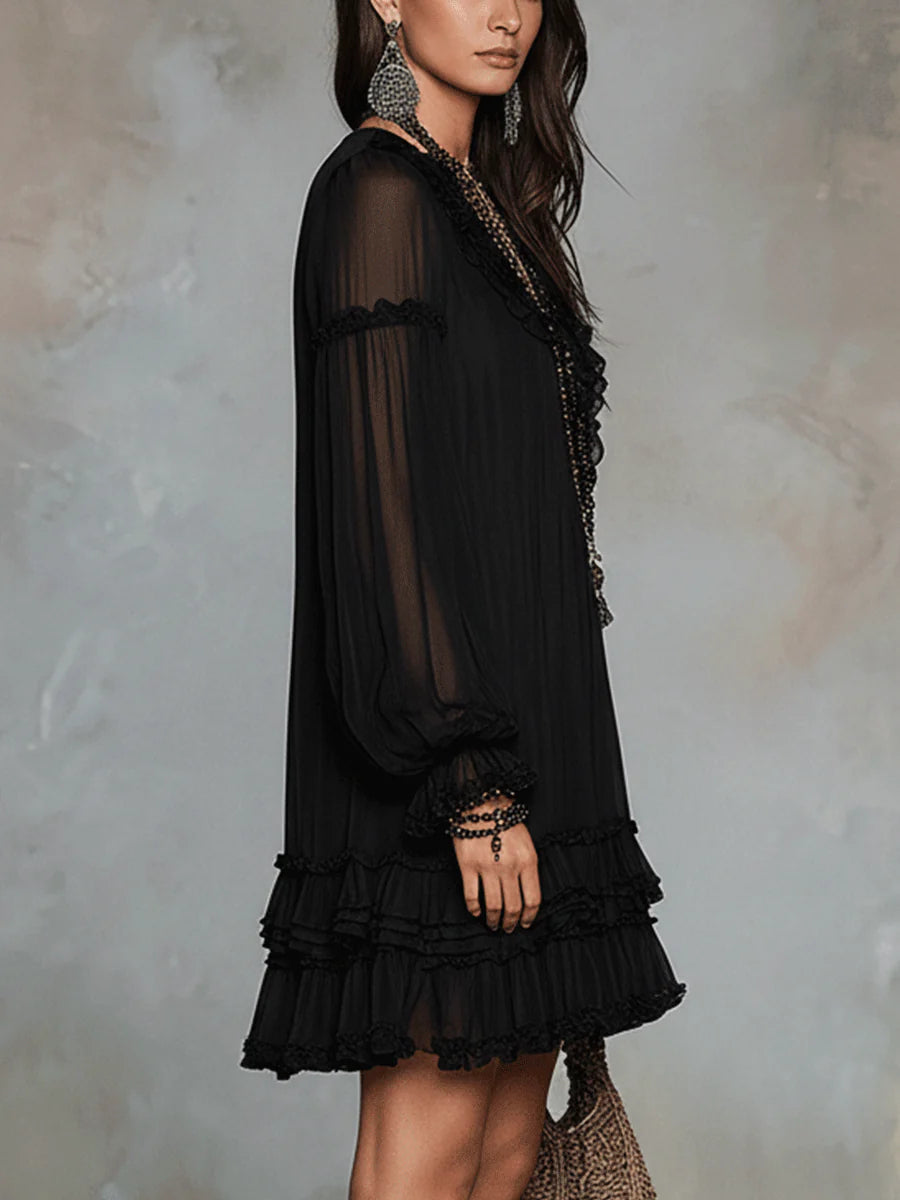 Paula ¦ Vestido corto negro de gasa con escote en V, mangas acampanadas y volantes