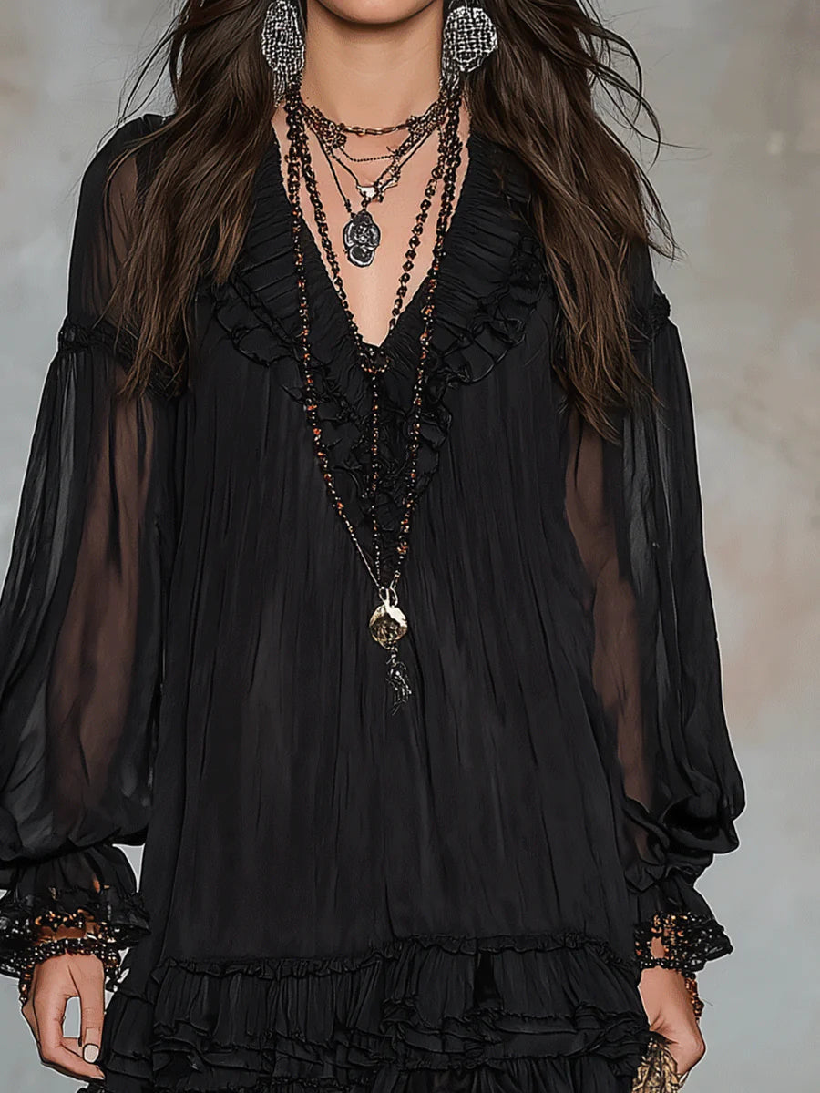 Dalia | Vestido corto negro de gasa con escote en V, mangas acampanadas y volantes