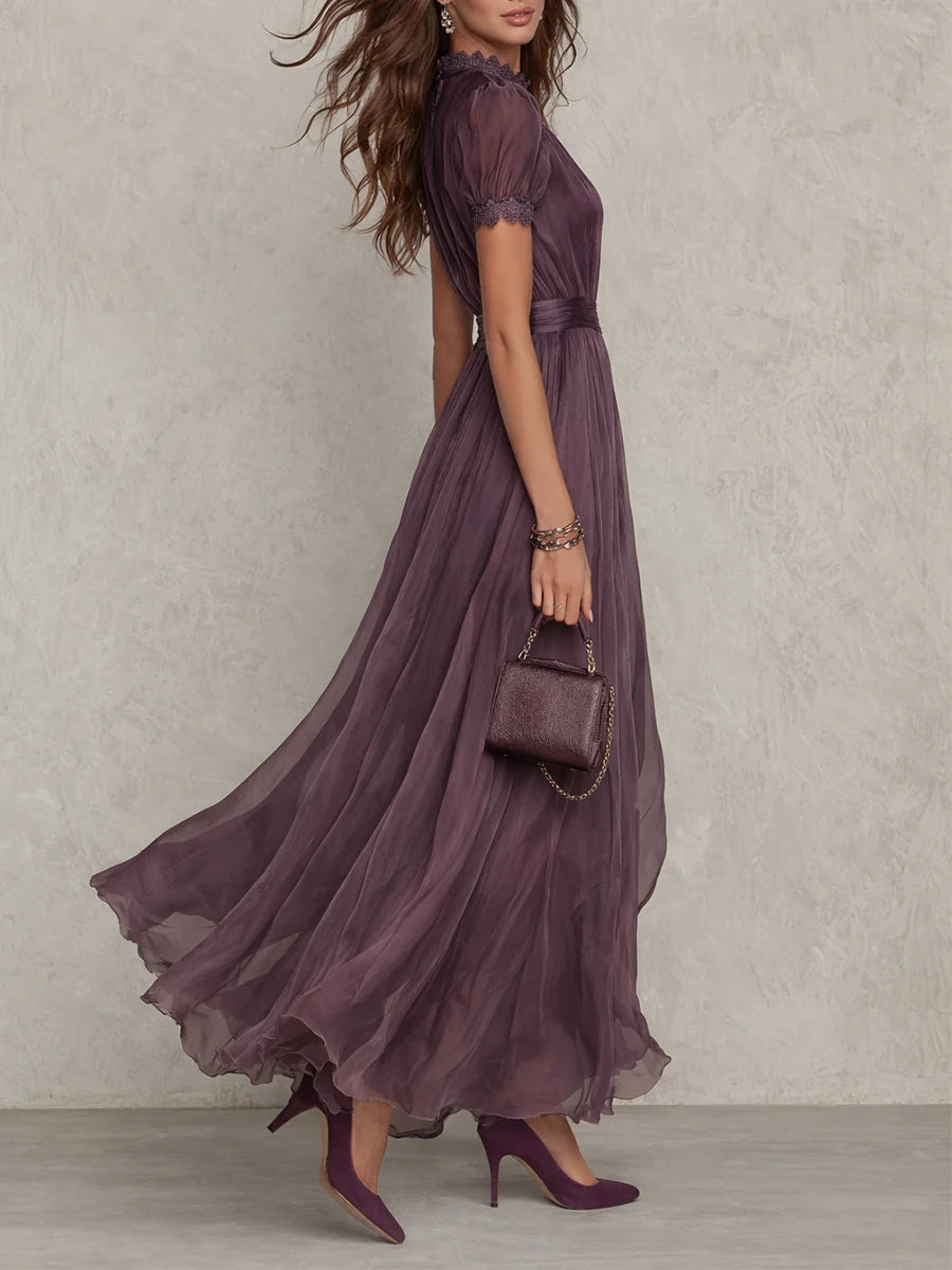 Luisa • Vestido largo morado con escote en V y ribete de encaje de gasa
