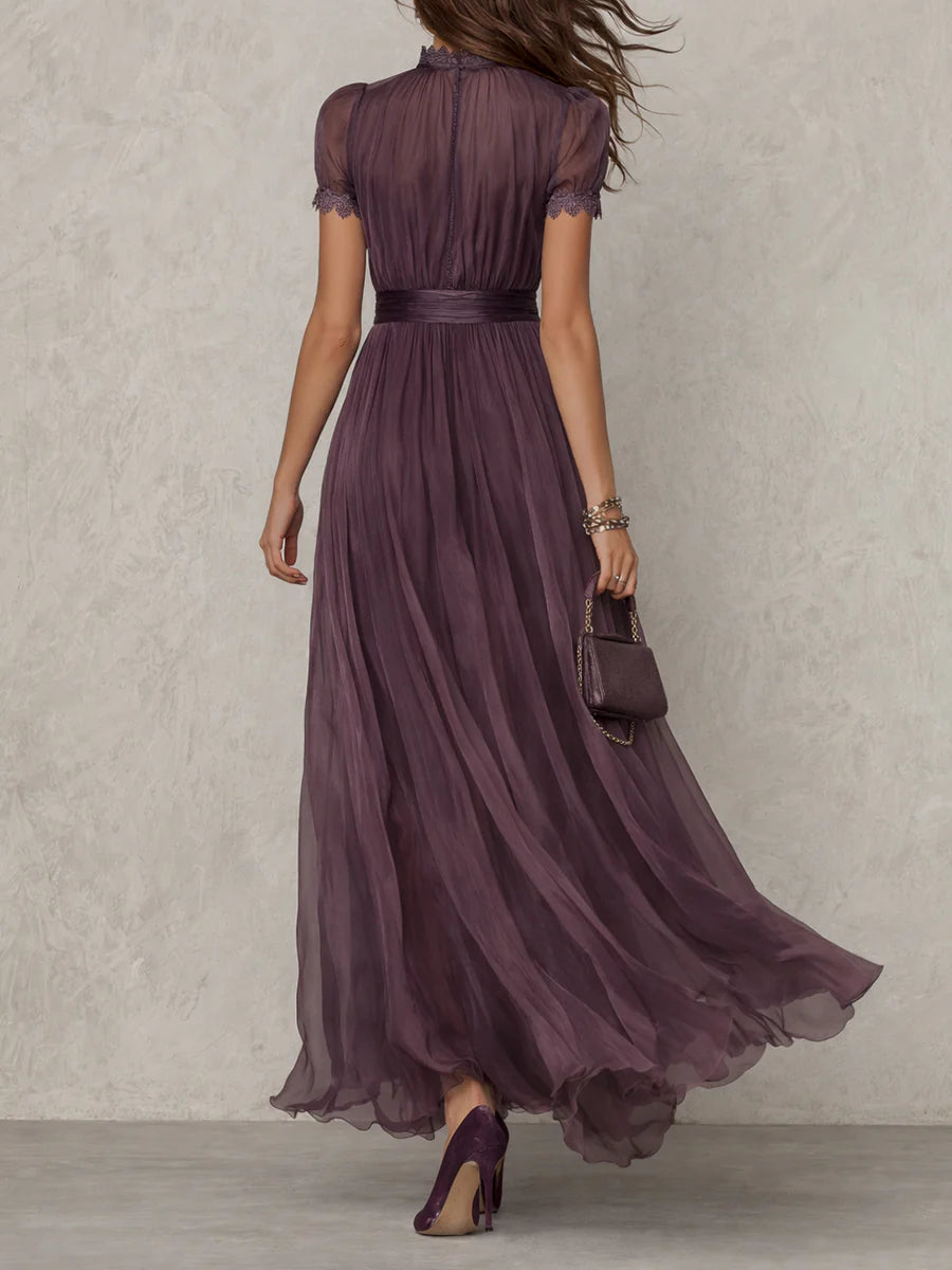 Luisa • Vestido largo morado con escote en V y ribete de encaje de gasa
