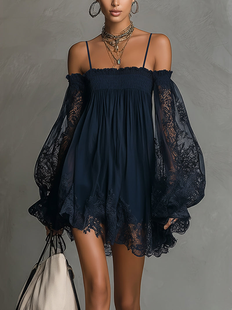 Noemi • Vestido mini de gasa azul marino con escote que deja los hombros al descubierto, ribete de encaje y mangas transparentes