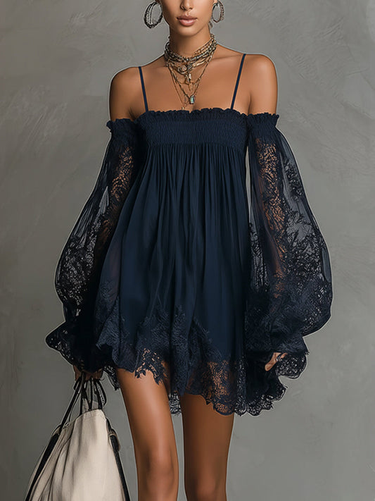 Noemi • Vestido mini de gasa azul marino con escote que deja los hombros al descubierto, ribete de encaje y mangas transparentes