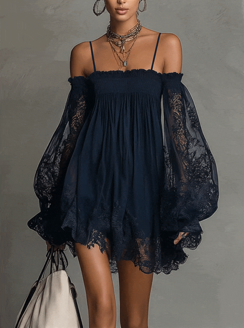 Noemi • Vestido mini de gasa azul marino con escote que deja los hombros al descubierto, ribete de encaje y mangas transparentes